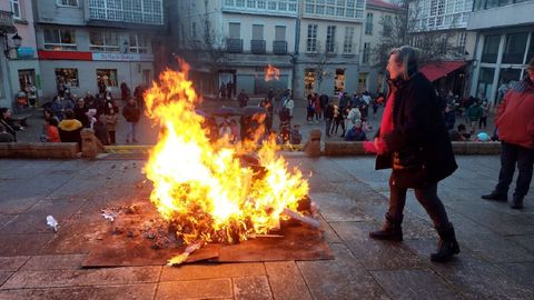 La concejala de Cultura de Monforte, Marina Dout�n, arroj� los compadres a una hoguera encendida en la plaza de Espa�a
