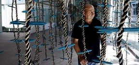 Manolo Paz, junto a una de las piezas de la exposici�n del Sexto Edificio del Museo de Pontevedra.