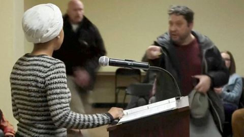 Un hombre ataca a la congresista dem�crata Ilhan Omar durante un mitin en Minneapolis