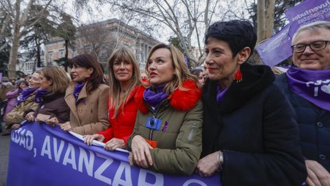 En la manifestacin del 8M justo a Teresa Ribera, Ana Redondo y Pilar Alegra