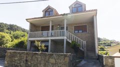 La vivienda se ubica junto a la carretera que une Fisterra con O Cabo.