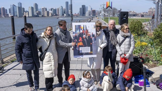 Familiares de las victimas del accidente de helic�ptero del R�o Hudson durante un homenaje el pasado abril, en Nueva York