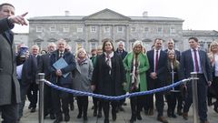 La presidenta del Sinn Fein, Mary Lou McDonald (en el centro de la imagen) en los exteriores del Parlamento irlands