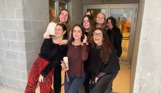 Un grupo de trabajadoras de Bimba y Lola posa ante la sede de la Avenida de Madrid despu�s de recibir el segundo premio de la Loter�a de Navidad