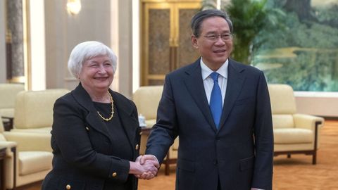 La secretaria del Tesoro, Janet Yellen, estrecha la mano al primer ministro chino, Li Qiang