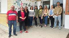 El alcalde de Ribadavia, C�sar Fern�ndez (Izquierda), junto a personal de la OMIX