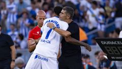 Antonio Hidalgo abraza a Aubameyang tras el gol del empate en el Getafe-D�por.
