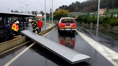 Los bomberos del aeropuerto, retirando el indicador