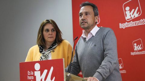 El coordinador general de IU y consejero de Ordenación del territorio, Vivienda y Derechos Ciudadanos de Asturias, Ovidio Zapico, atiende a los medios este martes tras finalizar la reunión de la Comisión Colegiada de IU