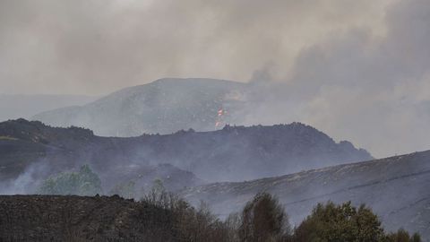 Incendio forestal no Macizo Central Ourensán.