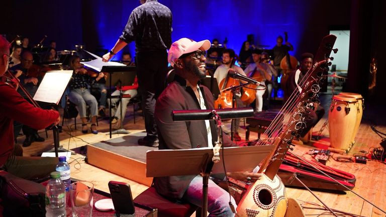 El m&uacute;sico senegal&eacute;s Seckou Keita, este jueves durante el ensayo con la Filharmon&iacute;a