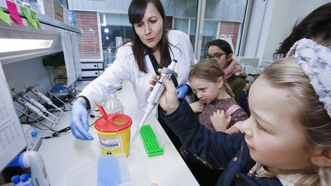 A trav�s da educaci�n cient�fica os nenos abren a mente a novas ideas, aprenden a pensar por si mesmos e a afrontar a vida con actitudes positivas