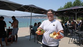 Luc�a V�zquez completa su cocina con una caseta de madera y una amplia terraza con vistas al mar