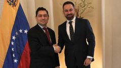 El embajador de Venezuela en Estados Unidos, Carlos Vecchio, y el presidente de Vox, Santiago Abascal 