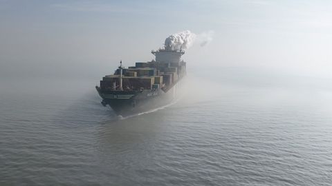 Una imagen de dron muestra una vista �erea del MSC Ela, con bandera de Panam�, saliendo del puerto de Amberes este 4 de marzo