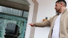 Gustavo Vald�s, al frente del bar Bohemian.1977, con los cristales rotos por los robos.