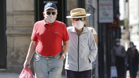 Dos ancianos, de paseo en el entorno de Santa Eufemia