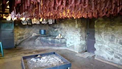 Imagen de unos chorizos siendo ahumados.