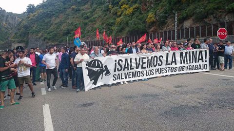 Manifestaci�n en apoyo de los mineros en huelga de hambre y encerrados en el pozo Aurelio, a 200 metros de profundidad.Manifestaci�n en apoyo de los mineros en huelga de hambre y encerrados en el pozo Aurelio, a 200 metros de profundidad