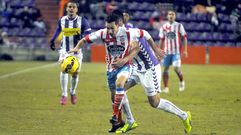 David Ferreiro trata de escaparse de un jugador del Valladolid en el tramo final del choque