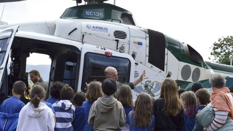El helic�ptero de la Guardia Civil caus� sensaci�n entre los escolares. 
