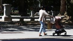 Mujer paseando por el Cant�n con una sillita de beb�.