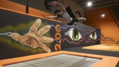 Tyzen, especialista en parkour y monitor del centro Sould Park de M�laga, probando las camas el�sticas del parque de Ode�n