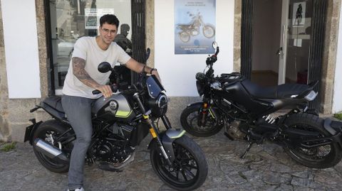 El santiagus lex Passaretti es el gerente de Franky Motoadventures, que desde finales de mayo ofrece la posibilidad de alquilar motos en Santiago y organiza aventuras en moto por Galicia. En este momento disponen de rutas autoguiadas, siguiendo por libre recorridos por Wikiloc, pero la idea es hacer puntualmente salidas en grupo organizadas, dice.