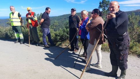 Alguno de los vecinos que llevan das rastreando el monte y que hoy han localizado el cuerpo de Suso de Genaro