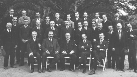 El comerciante catal�n Jaime Dalmau funda en A Coru�a una oficina crediticia. En 1810 se asocia con Jos� Pastor, con el que nace el Banco Pastor en 1925, con Pedro Barri� como director.