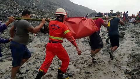 Servicios de rescate en una mina al norte de Birmania