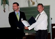 Martin Bohner (derecha) entrega el premio a Adri�n Fern�ndez.
