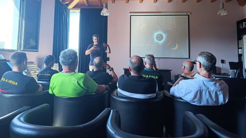 Charla de preparaci�n para el eclipse organizada por el Concello de A Veiga.
