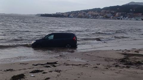 El coche atravesó el paseo y la franja de arena hasta el agua