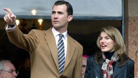 Felipe y Letizia, ya prometidos durante un viaje que realizaron al santuario de Covadonga, en Asturias. 