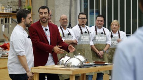 O coci�eiro Carlos Gonz�lez e o presentador de  Come a comarca  explican cales son os tres pratos que ter�n que elaborar os dous equipos
