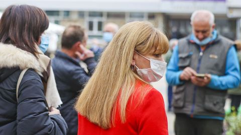 Primer da sin mascarillas en la calle en Carballo