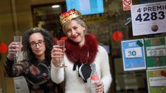 Pilar Garc�a y su socia celebran tras repartir d�cimos del n�mero 44469, segundo premio del sorteo extraordinario de la loter�a del Ni�o de 2022