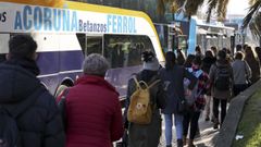 Ahora el bus de las 15.30 horas desde A Coruña a Ferrol recoge a los viajeros en Alfonso Molina, en vez de en la estación de autobuses, lo que los obliga a  los usuarios a estar a la intemperie y temen el mal tiempo. 