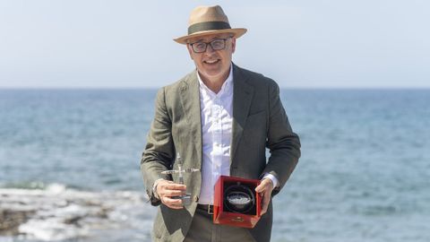 El presidente de Gran Canaria, Antonio Morales, con la cruz y la br�jula para el Papa Le�n XIV.