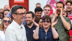 Andy Burnham es aclamado por sus seguidores tras conocerse su victoria en la elecci�n de Makerfield