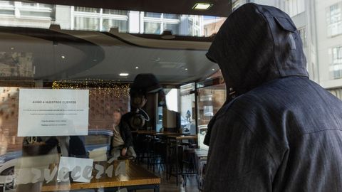 Un bar de Carballo se ha visto obligado a reducir el horario por falta de personal.