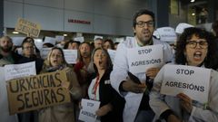 Foto de archivo de una protesta en el Chuac tras la agresi�n a un enfermero y a un vigilante de seguridad en febrero del 2025