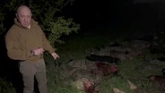 El jefe del grupo Wagner ante varios cadveres de sus hombres muertos en Ucrania