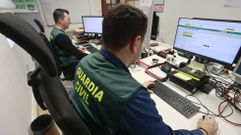 Agentes de una unidad de investigaci�n de delitos inform�ticos de la Guardia Civil