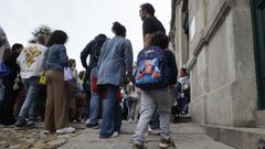 Imagen de archivo de padres y alumnos a las puertas del CEIP Eusebio da Guarda