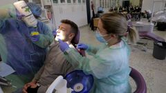 Alumnos del ciclo superior de Hixiene Bucodental en el CIFP �nxel Casal (A Coru�a)