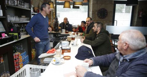 En el bar A Chan, en el centro de Carballedo, la fusión de Cotobade y Cerdedo seguía siendo ayer el principal tema de tertulia.