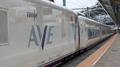 Un AVE en la estaci�n de Santiago
