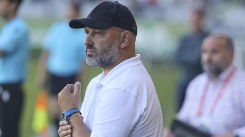El lucense Vctor Basadre durante el choque entre Racing y Linense.